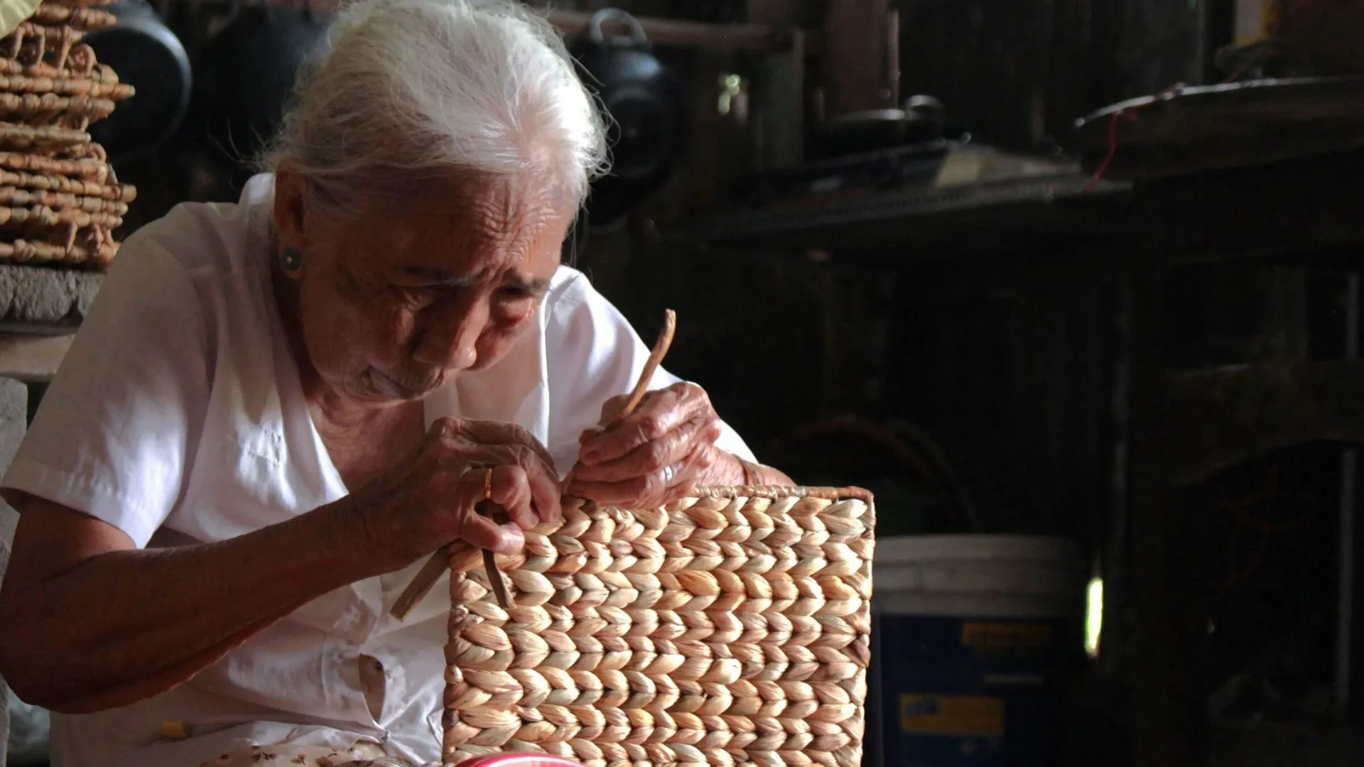 Giỏ lục bình thủ công được làm bởi nghệ nhân tài hoa.