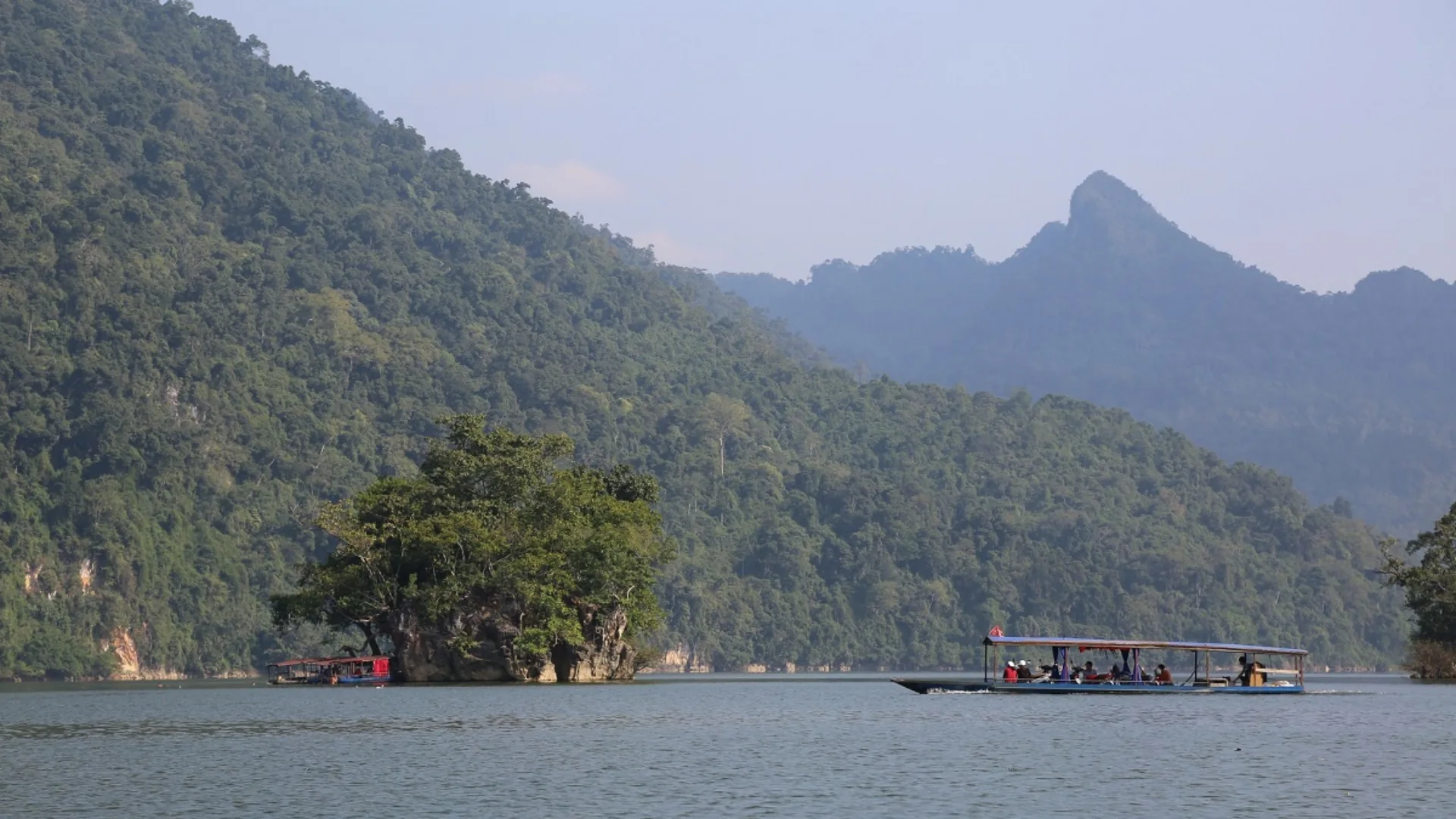 Giữ gìn vệ sinh môi trường xung quanh đảo Bà Goá