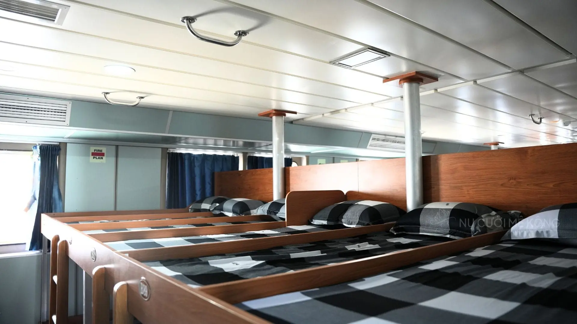 Giường nằm trên tàu Phú Quý Express thiết kế rộng rãi