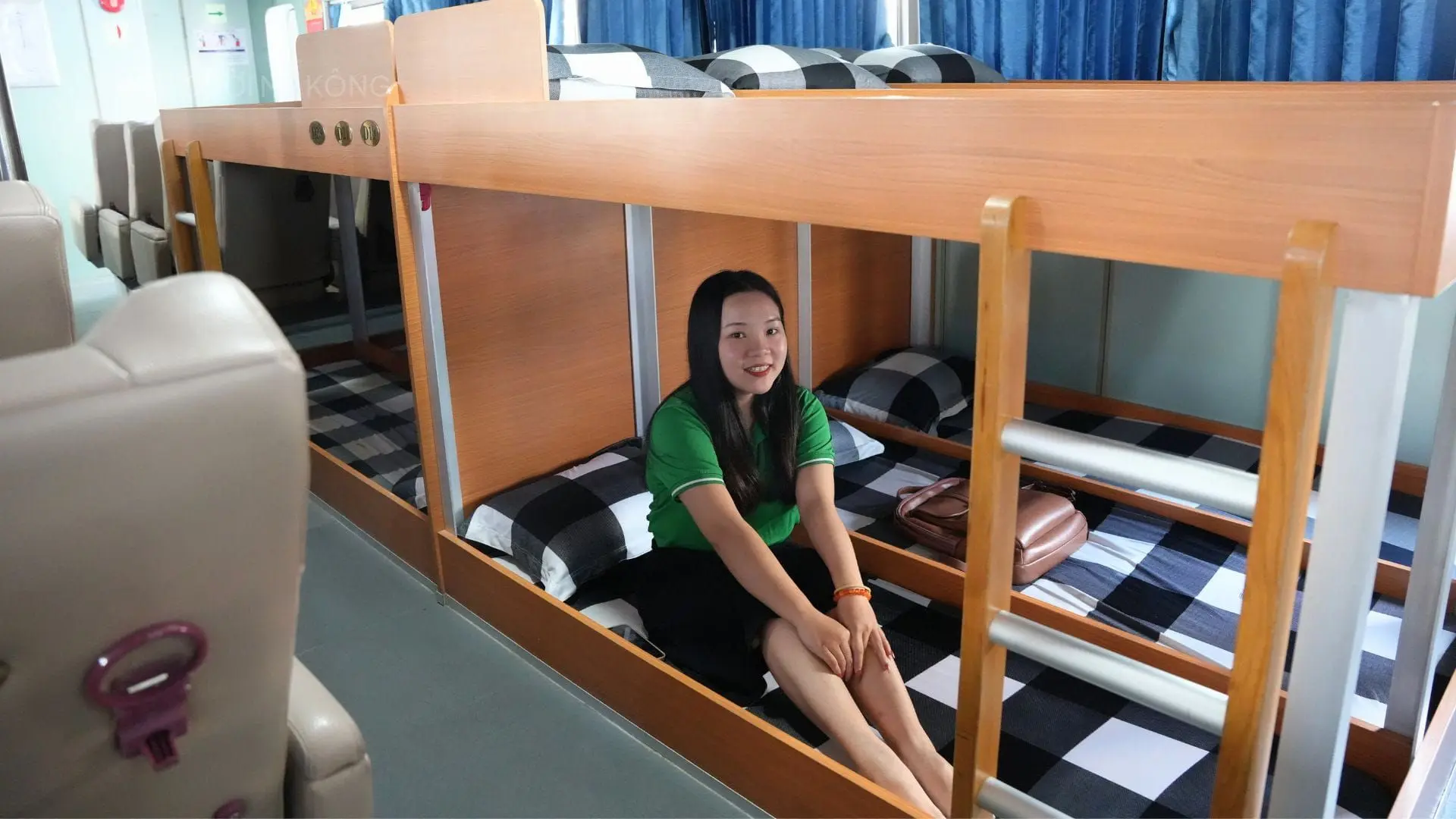 Giường tàu Phú Quý Express có vách ngăn và rèm che