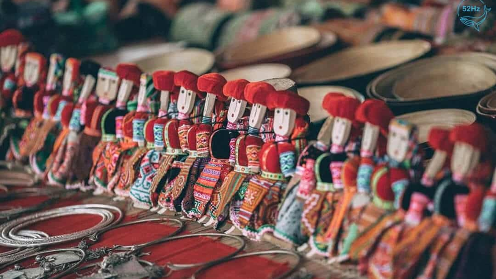 Hàng lưu niệm được bày bán tại chợ Cốc Lếu