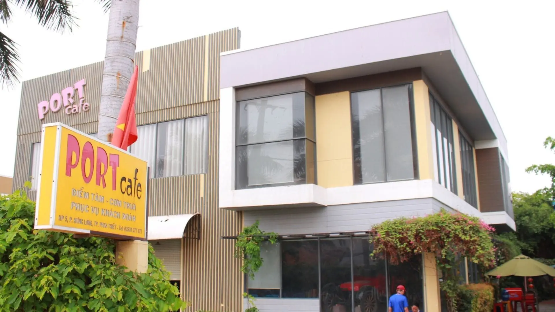 Hành khách có thể thư giãn tại Port Cafe trong thời gian chờ