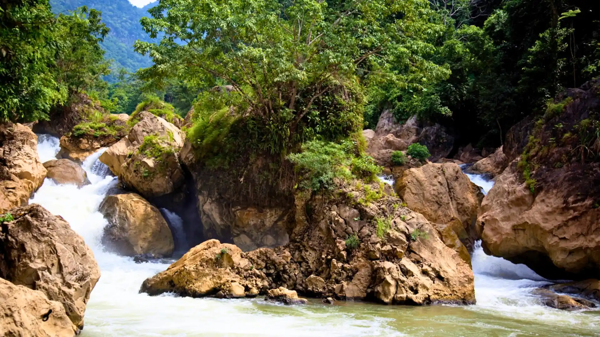 Hệ thống hành lang gỗ giữa núi rừng và thác nước