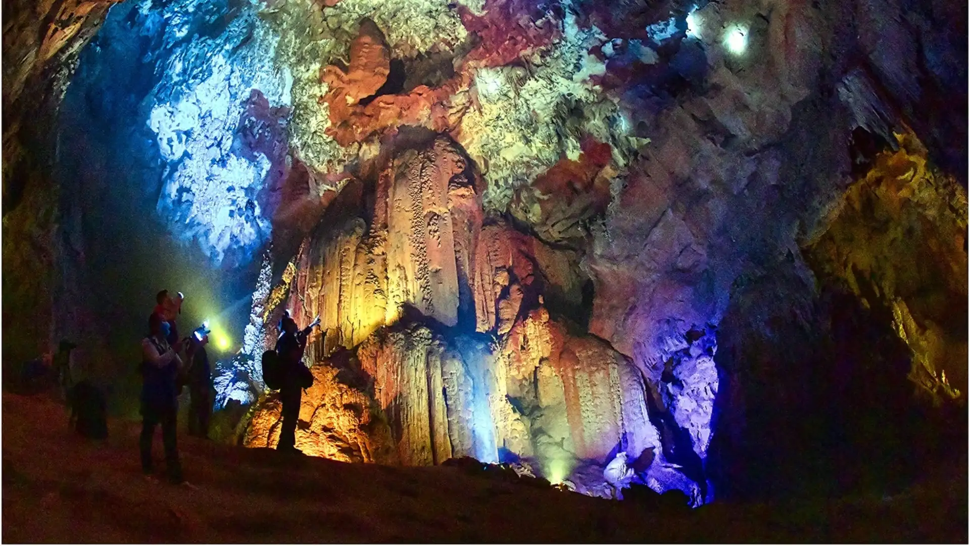 Hệ thống thạch nhũ tại Động Ngườm Ngao đa dạng