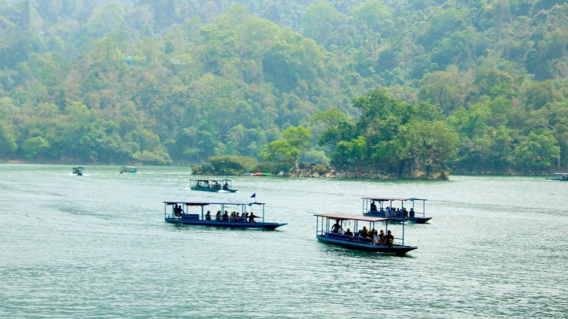 Hồ Ba Bể có độ sâu từ 20-30m