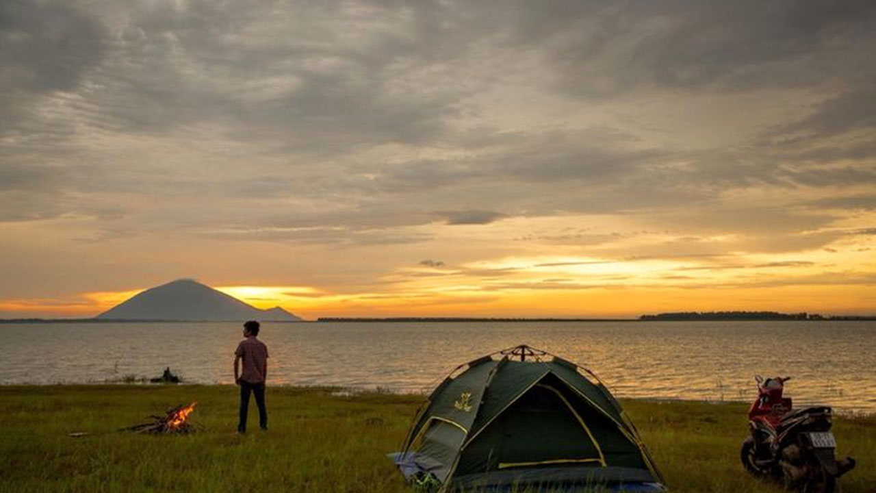 Hồ Dầu Tiếng cắm trại