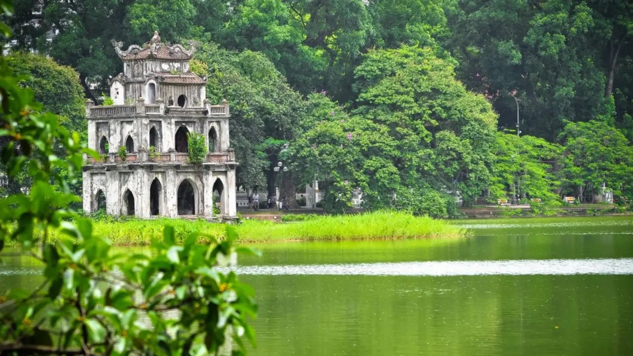 đi dạo quanh hồ gươm