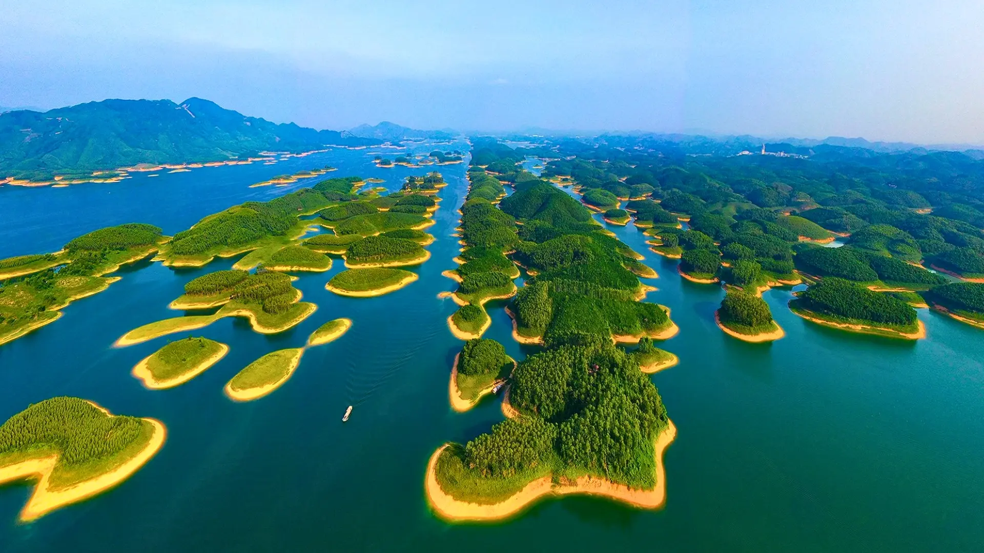 Hồ Thác Bà được bao quanh bởi núi rừng trùng điệp