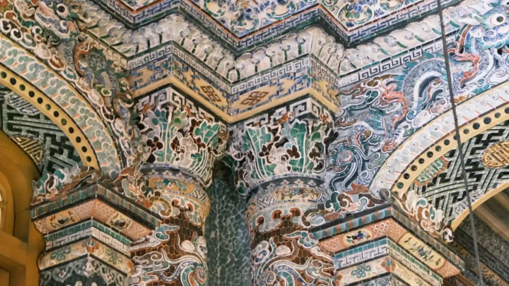 Hoa văn bên trong Cung Thiên Định được khảm sành sứ