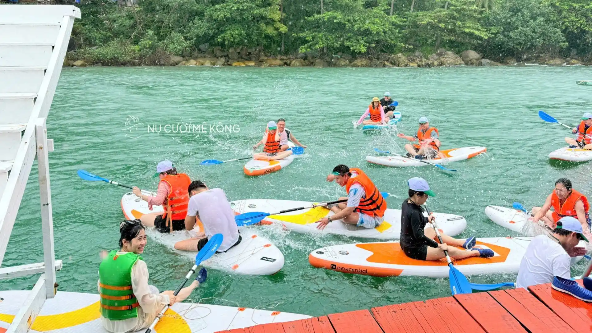 Phòng Khám Đa Khoa Hồng Đức trải nghiệm hoạt động chèo sup lặn ngắm san hô