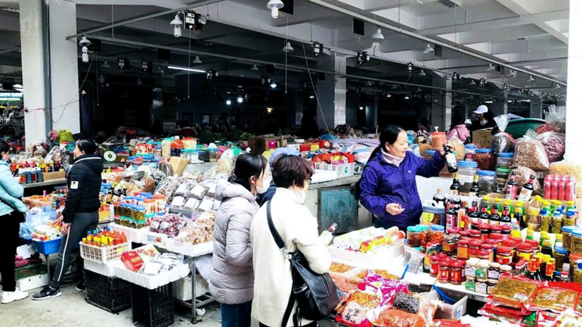 Du khách mua hàng tại Chợ Cốc Lếu