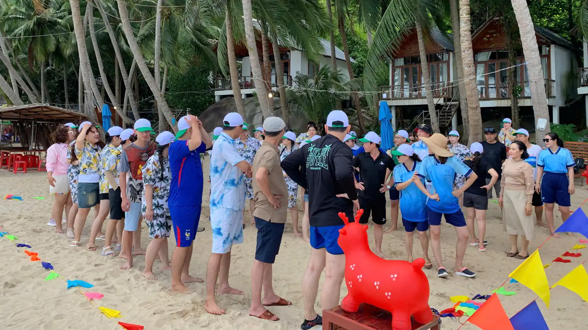 Hoạt động team building sáng tạo trong tour Nụ Cười Mê Kông giúp tinh thần đồng đội bền chặt