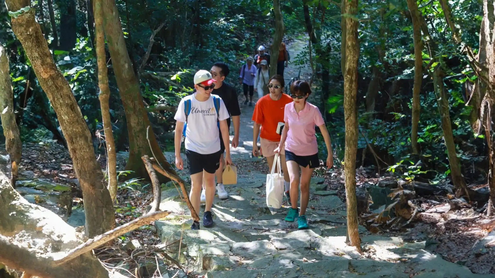 hon-bay-canh-nu-cuoi-me-kong-trekking-trong-rung-ngap-man-tai-hon-bay-canh
