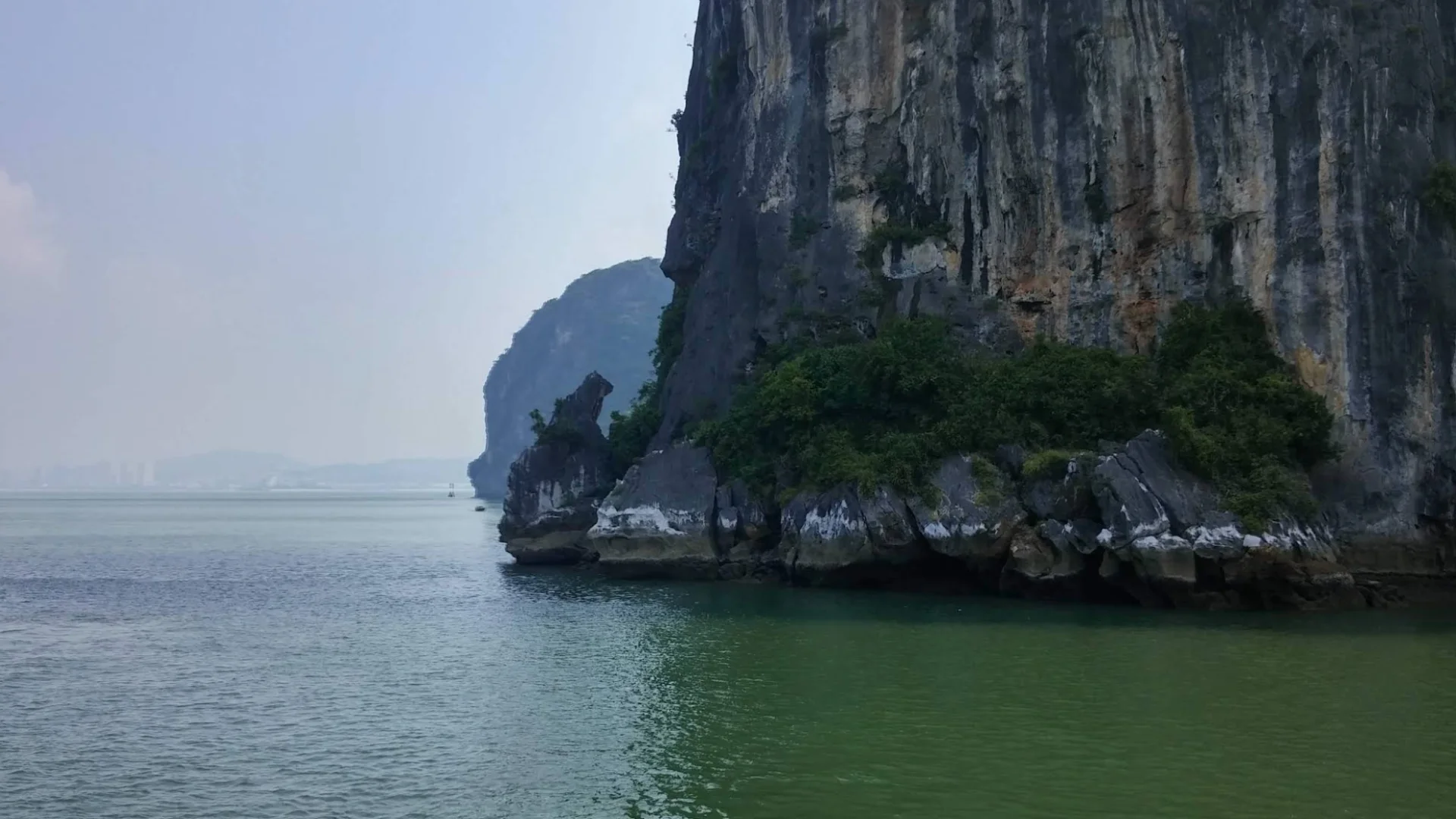 ALT: Hòn Chó Đá là hòn đảo đá vôi nổi bật giữa vùng biển xanh