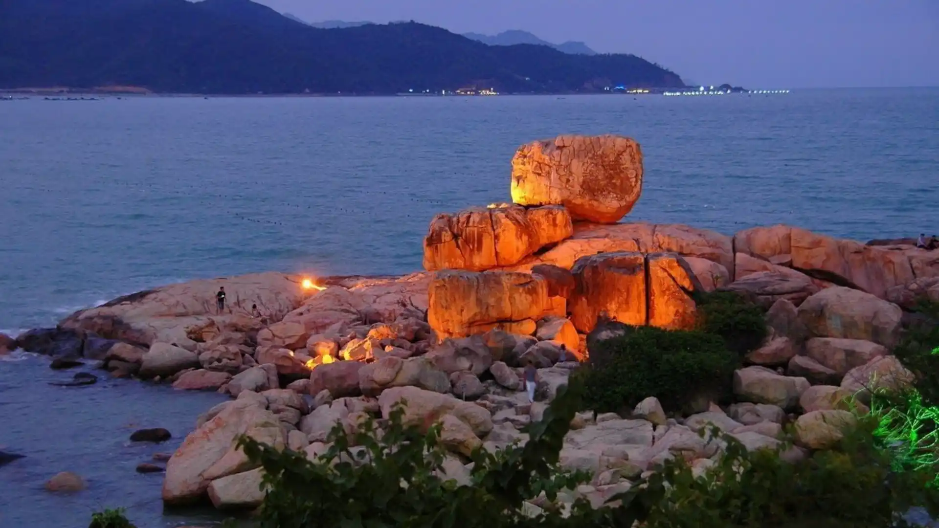 Những tảng đá xếp chồng lên nhau tại Hòn chồng