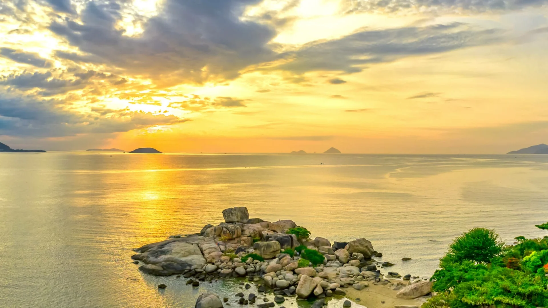 Hòn Chồng có không gian yên bình