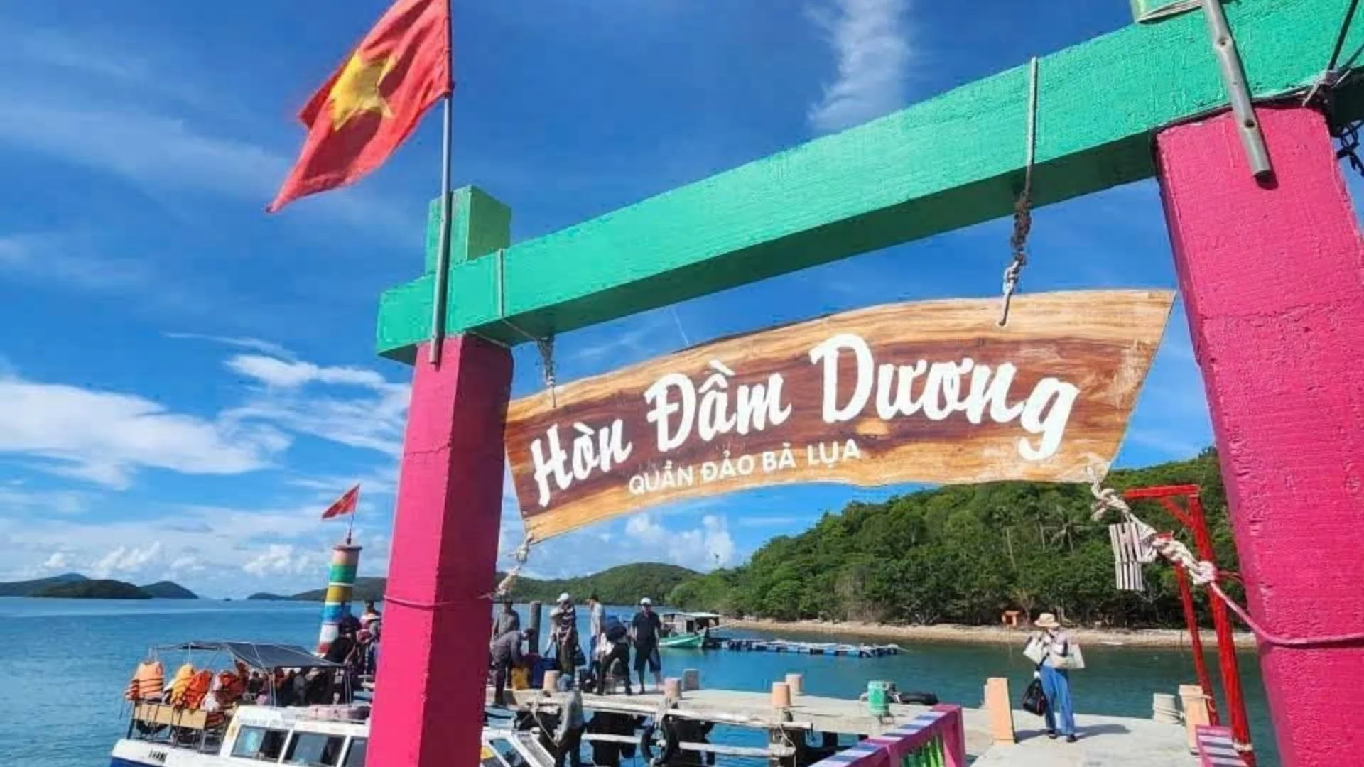 Bảng tên Hòn Đầm Dương thuộc quần đảo Bà Lụa
