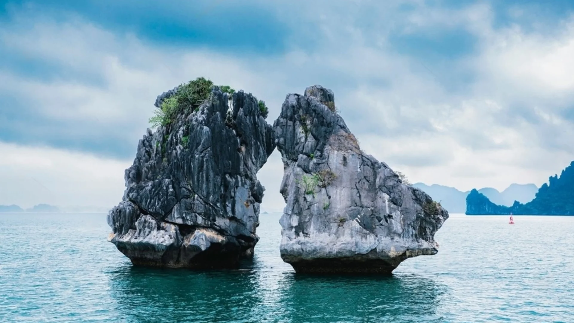 Hòn Gà Chọi là biểu tượng du lịch tại Vịnh Hạ Long