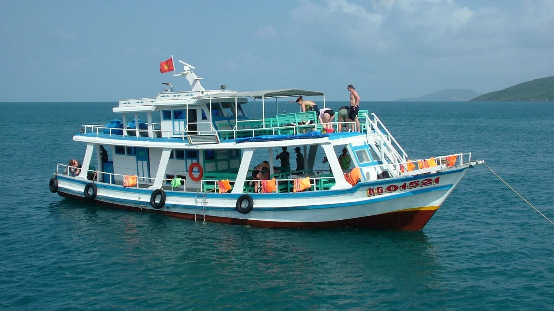 hon-thom-phu-quoc-nu-cuoi-me-kong-di-chuyen-bang-tau-den-hon-thom