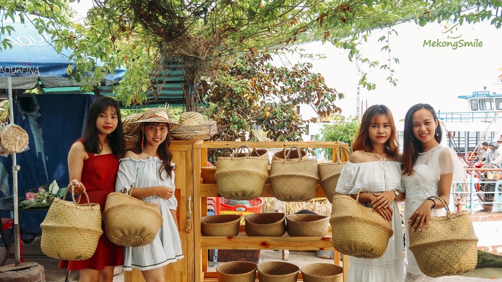 Hướng dẫn viên Cồn Sơn ra mắt tủ bảo vệ môi trường