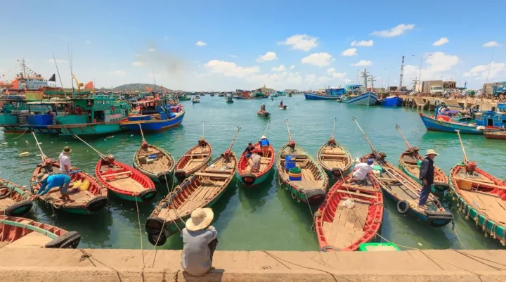Cảnh nhộn nhịp trên biển tại làng chài Hàm Ninh 