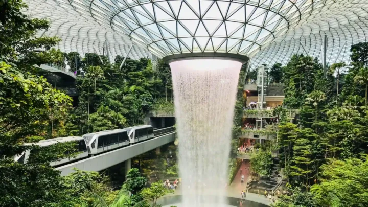 Jewel Changi Singapore với thác nước Rain Vortex trong nha