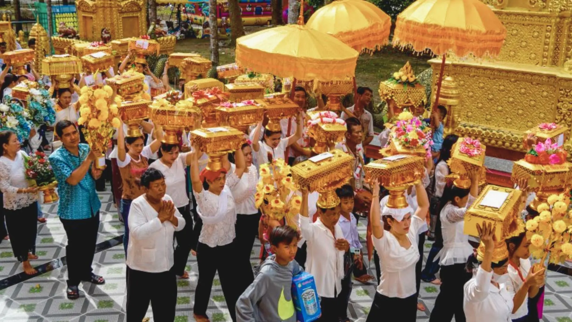 Kathina – Lễ dâng bông, dâng y cà sa truyền thống của Phật tử Khmer.