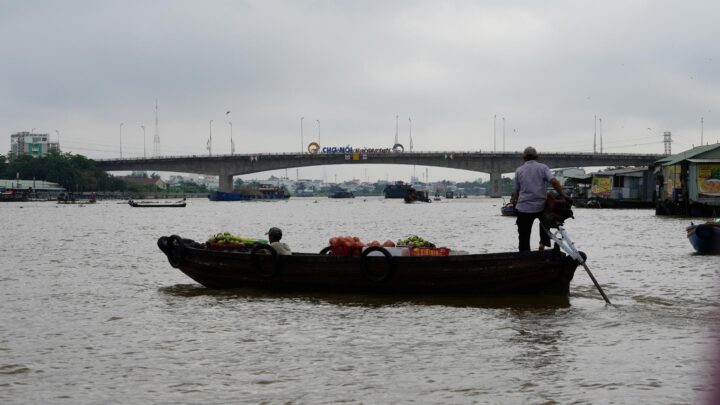 chiếc ghe trên sông cần thơ