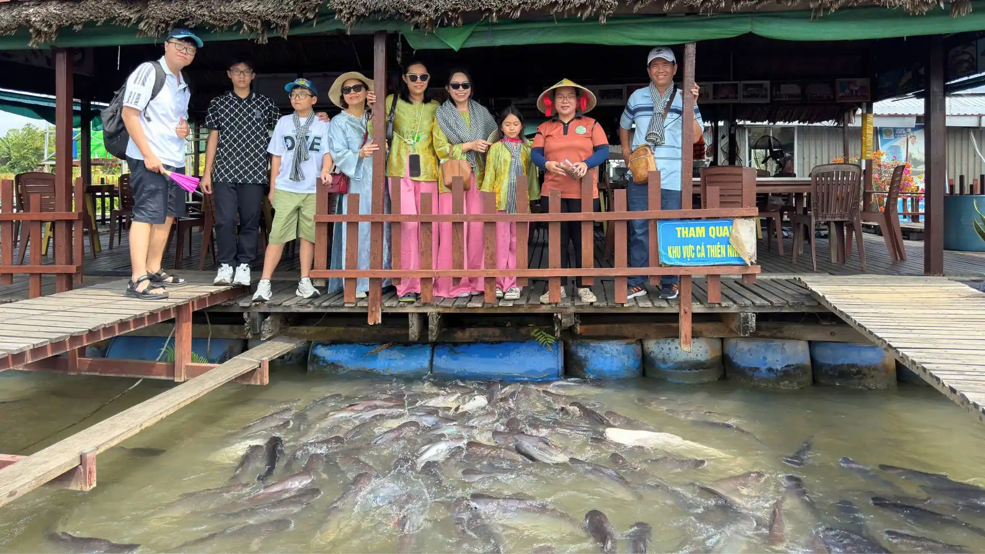 khách du lịch tham quan bè cá tour cần thơ 1 ngày