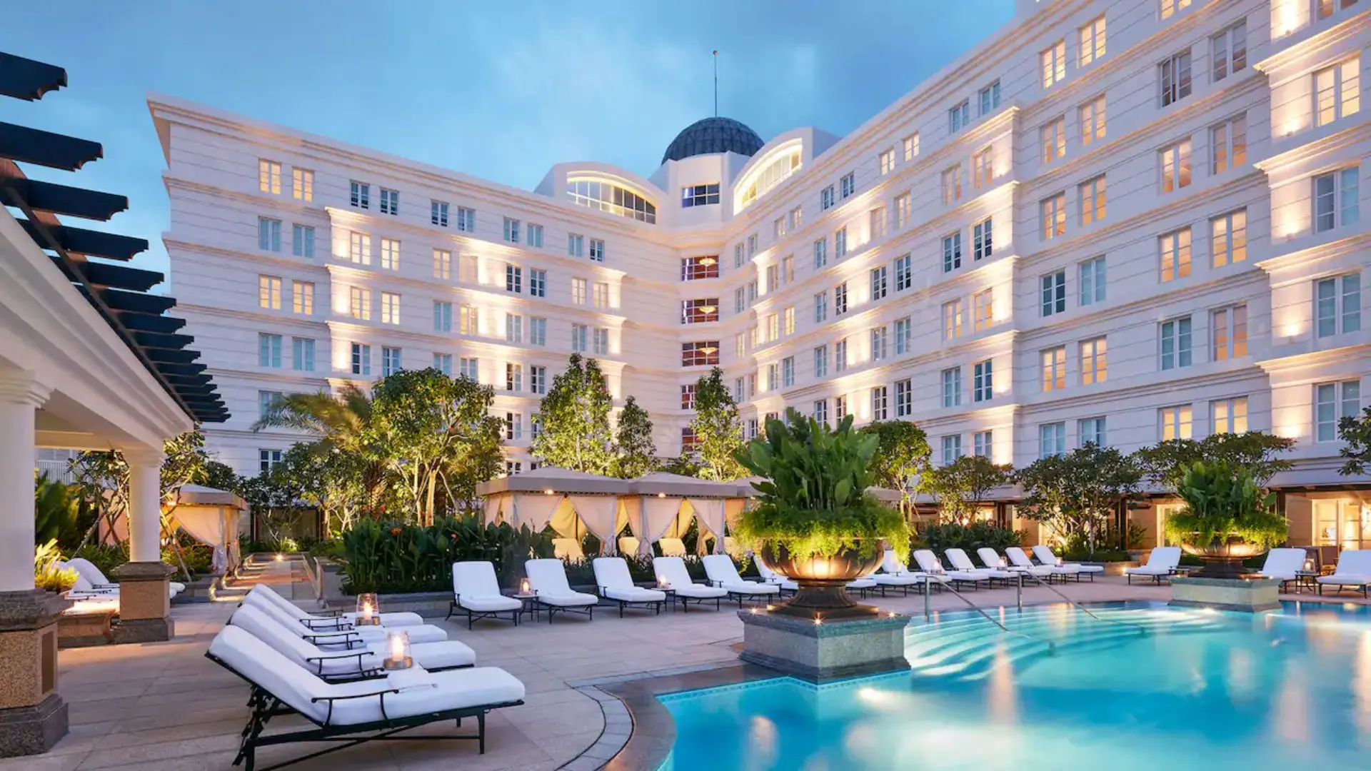 hồ bơi rộng rãi tại park hyatt