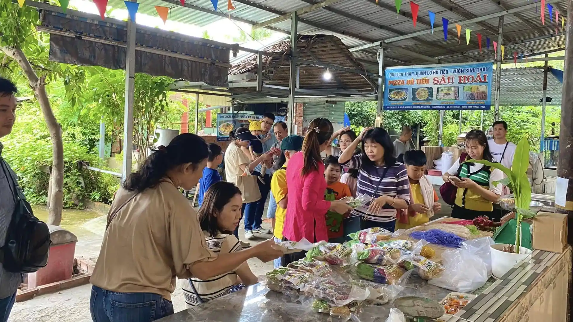 du khách tham quan quy trình sản xuất