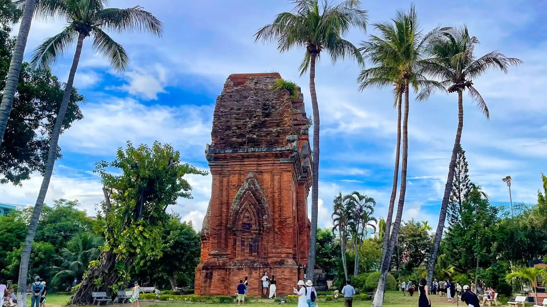 Toàn cảnh Tháp đôi Quy Nhơn