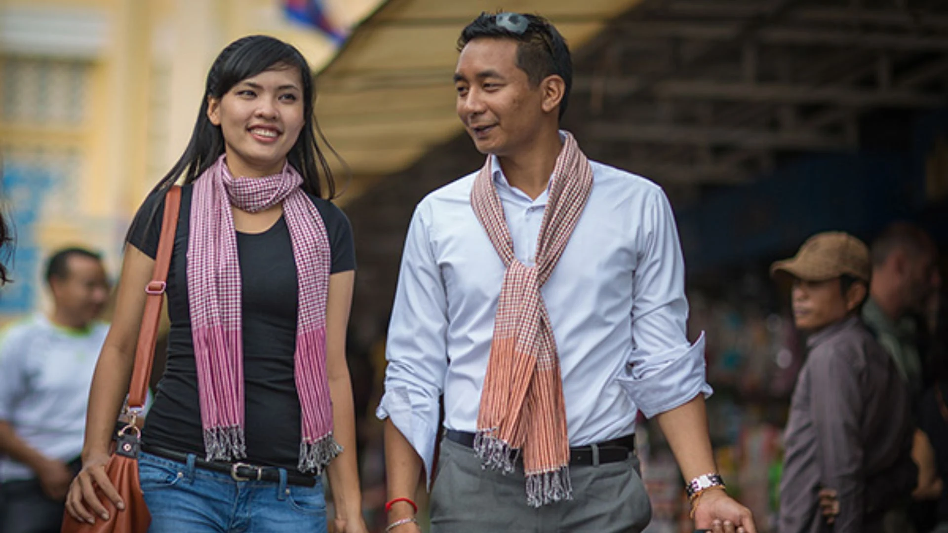 Khăn Krama của người Khmer (Campuchia), một biểu tượng văn hóa tương đồng với khăn rằn Việt Nam