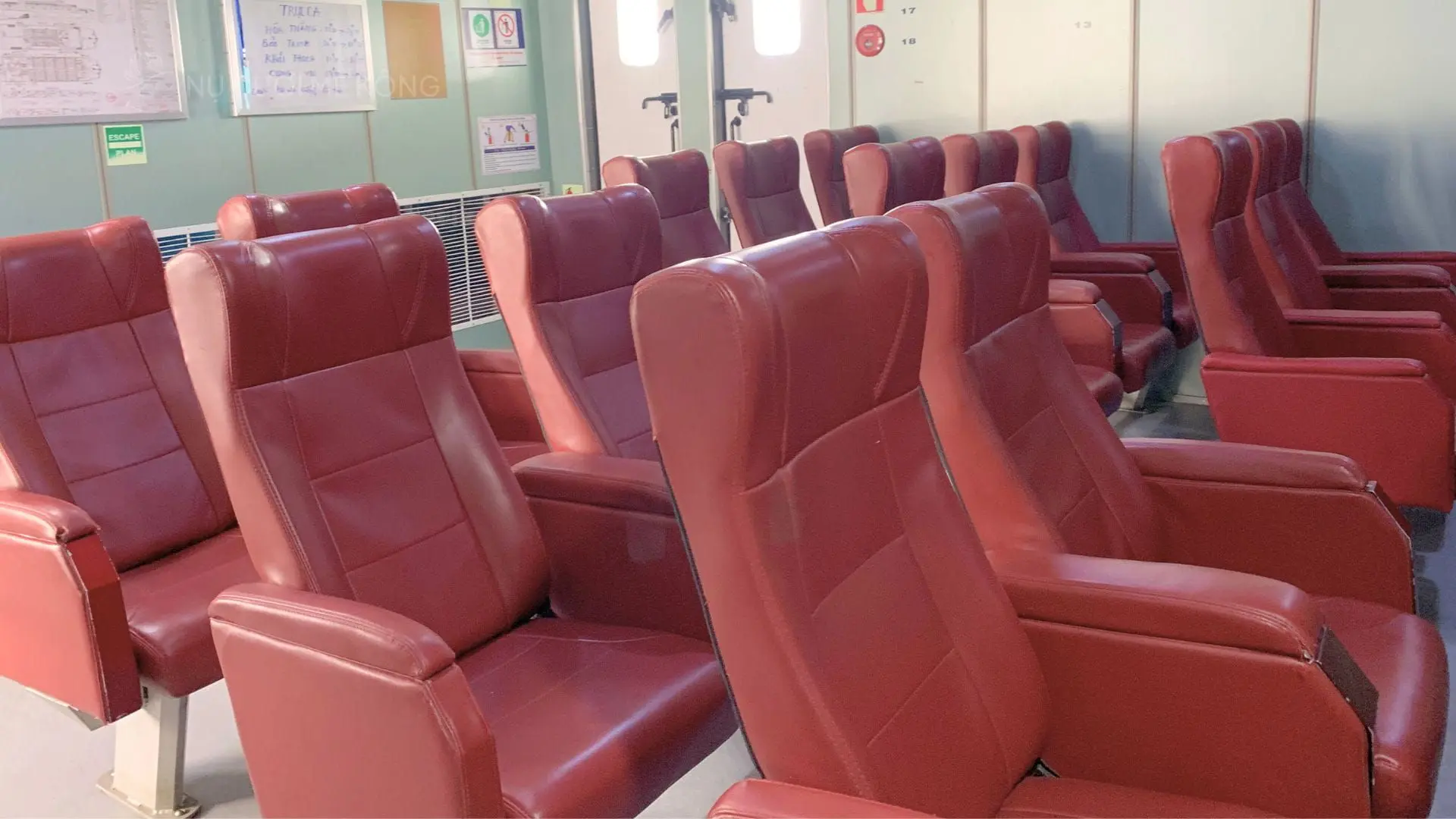 Khoảng cách giữa các ghế ngồi rộng rãi và thoải mái