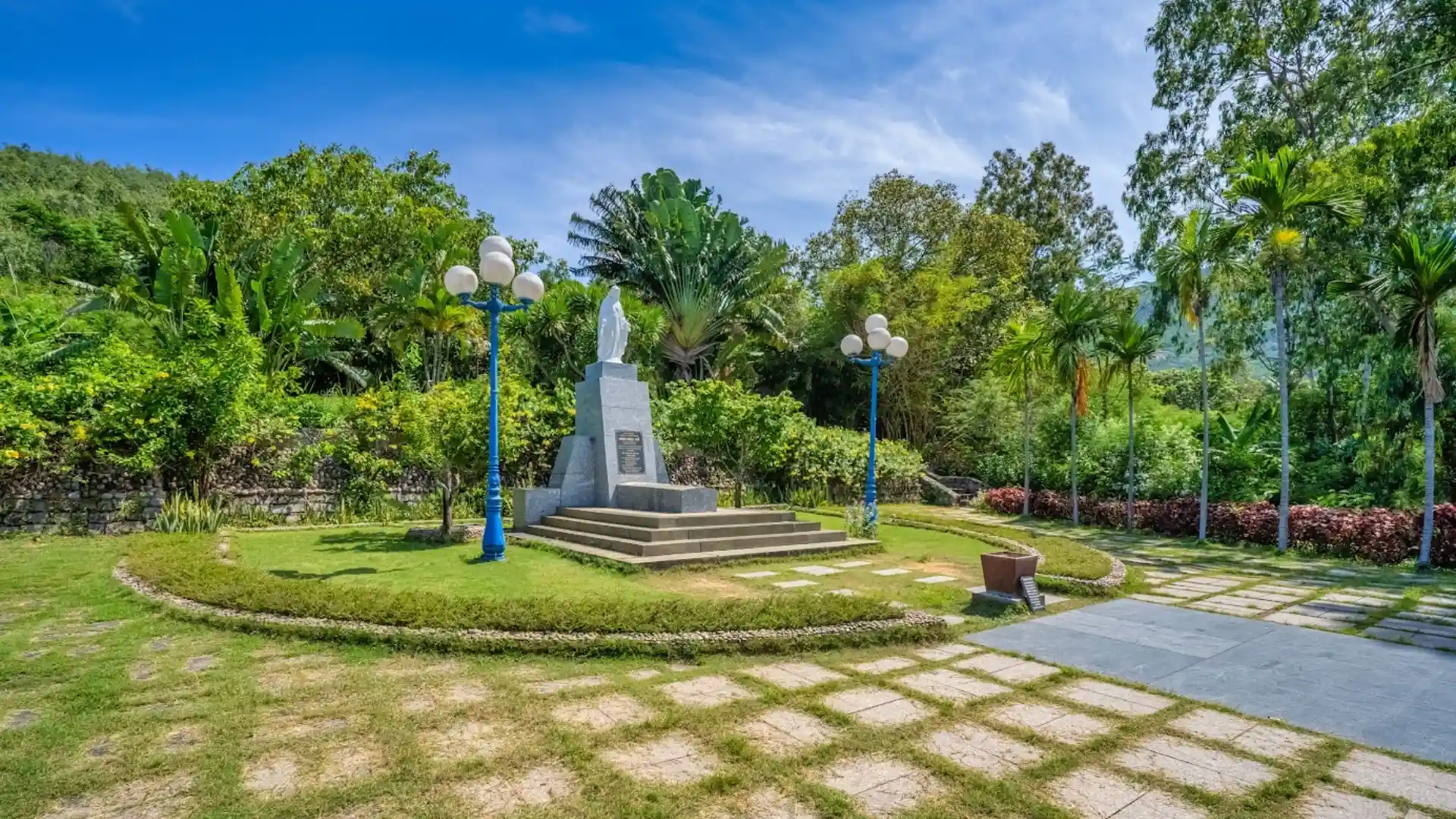 Không gian xung quanh mộ Hàn Mặc Tử bình yên