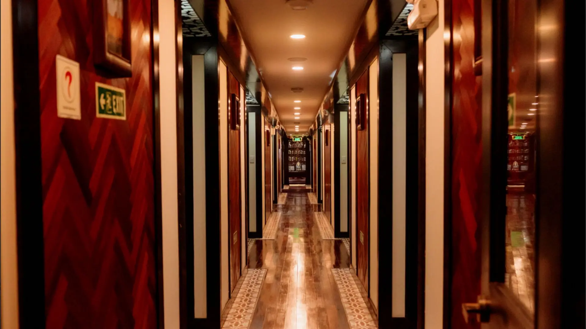 Du thuyền MV La Marguerite với hành lang màu gỗ sang trọng