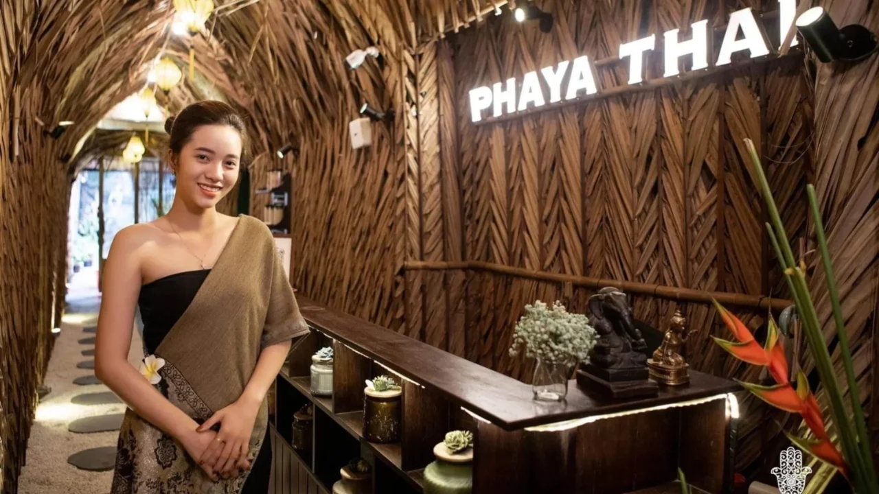 Không gian spa truyền thống Thái với du khách đang thư giãn massage