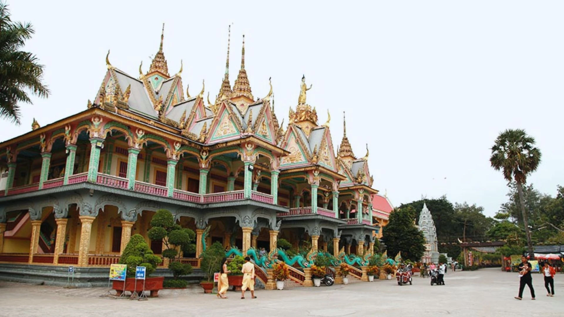 Khu chánh điện nổi bật với tông xám tro lạ mắt và hoa văn chạm khắc tinh tế.