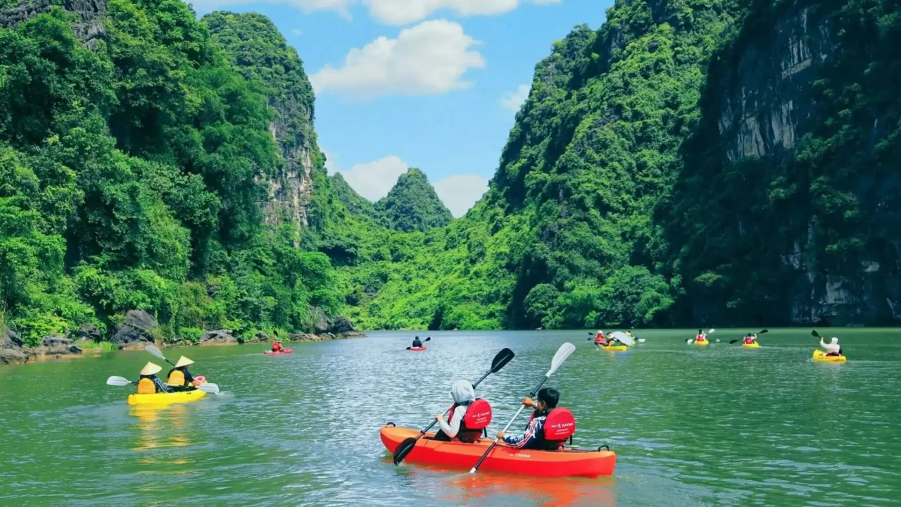 Trải nghiệm chèo thuyền trước khung cảnh xinh đẹp như tranh tại tràng an ninh bình