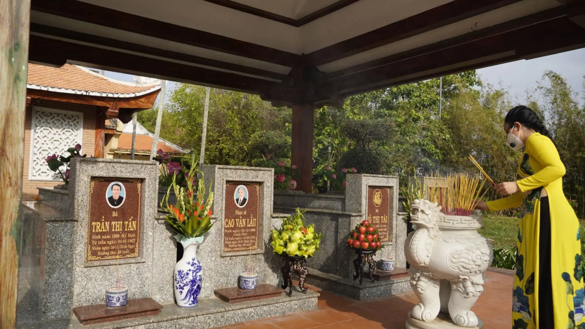 Khu mộ gia đình nhạc sĩ Cao Văn Lầu tại Bạc Liêu