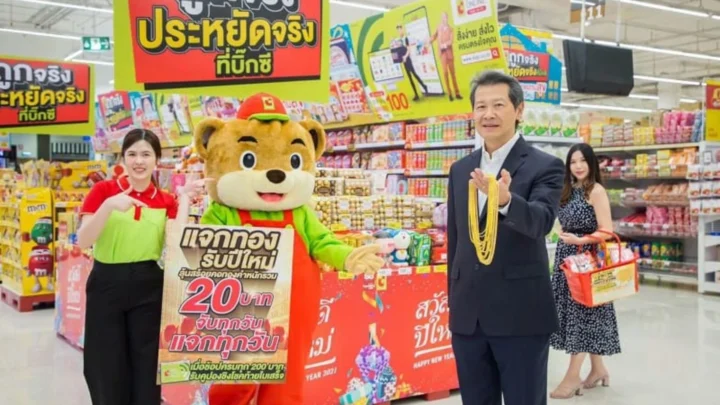 Khu mua sắm Big C đông đúc, rực rỡ với các quầy hàng phong phú