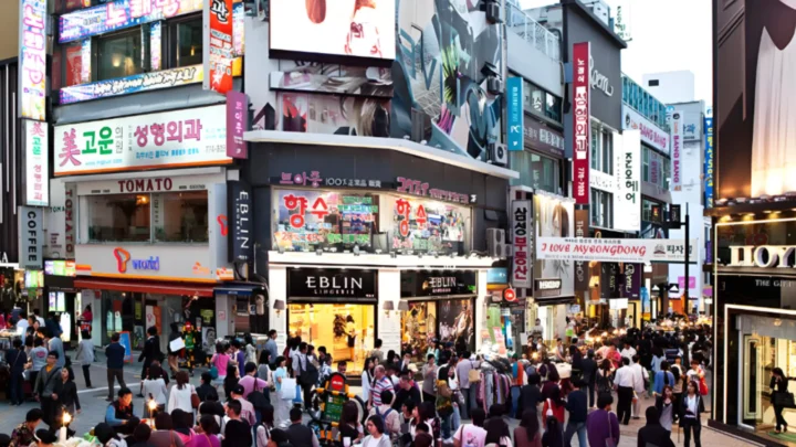 Myeongdong - trung tâm mua sắm sầm uất ở Seoul