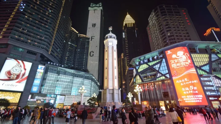 Khu phố đi bộ Jiefangbei sầm uất trong tour Cáp Nhĩ Tân cùng Nụ Cười Mê Kông