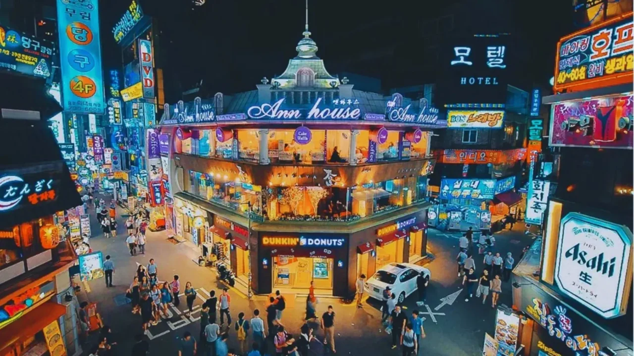 Khu phố Myeongdong tấp nập du khách và ánh đèn rực rỡ
