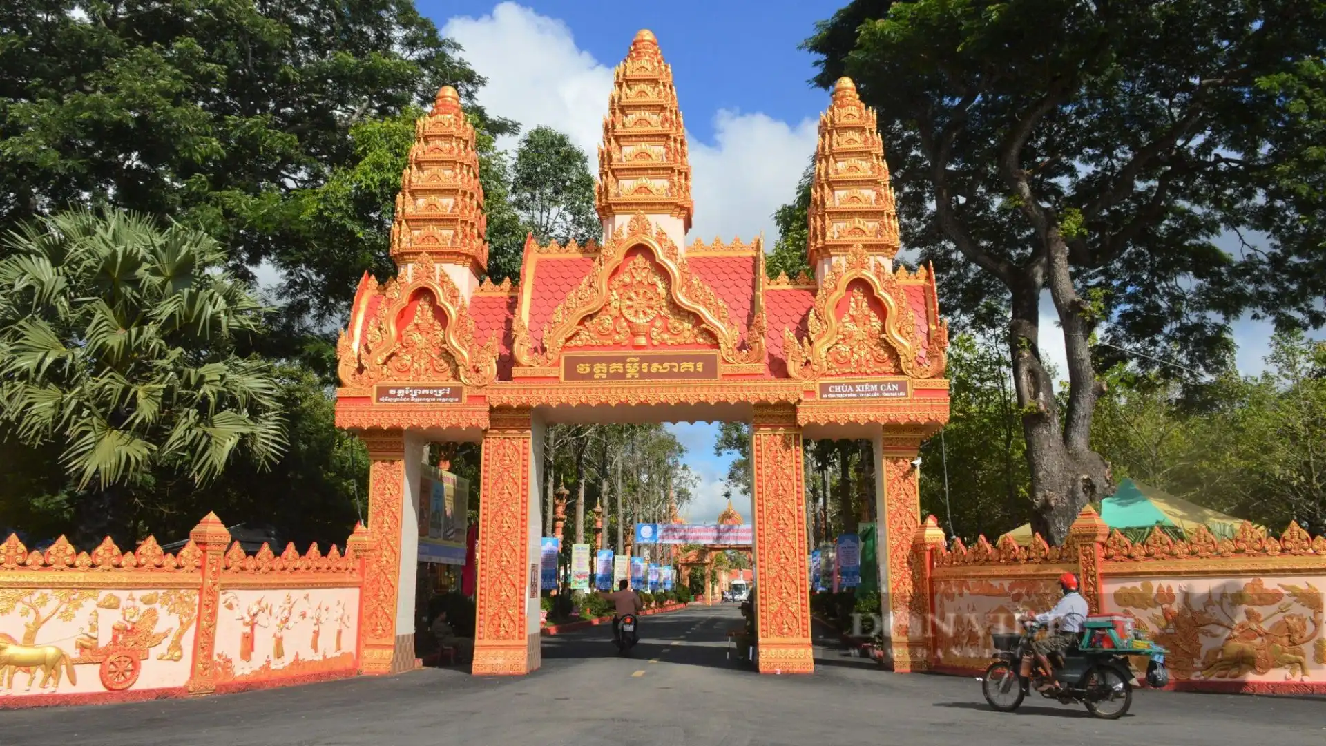 Khu vực cổng vào Chùa Som Rong Sóc Trăng – Nét hoa văn đậm chất Khmer.