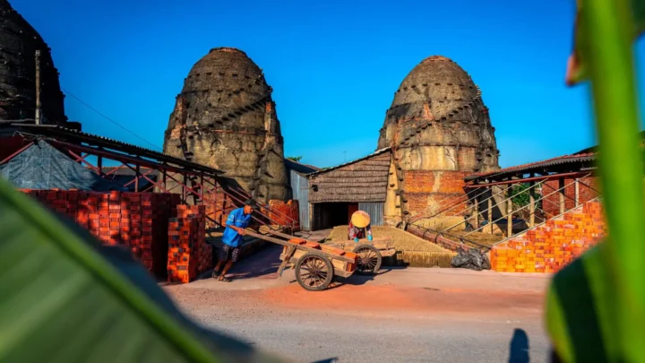 Khung cảnh lò gạch Mang Thít mộc mạc dọc sông Cổ Chiên trong tour về miền thương 3 ngày
