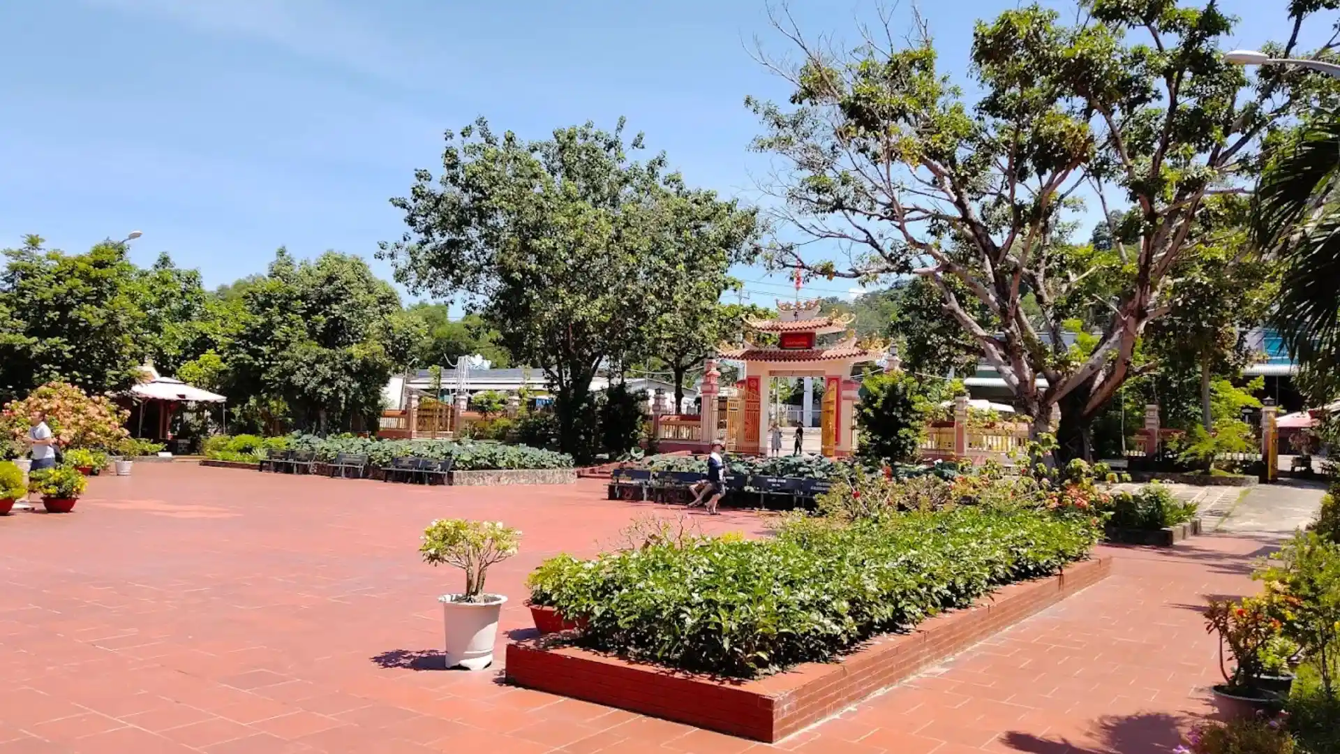 đình thần nguyễn trung trực với khuôn viên nhiều cây xanh