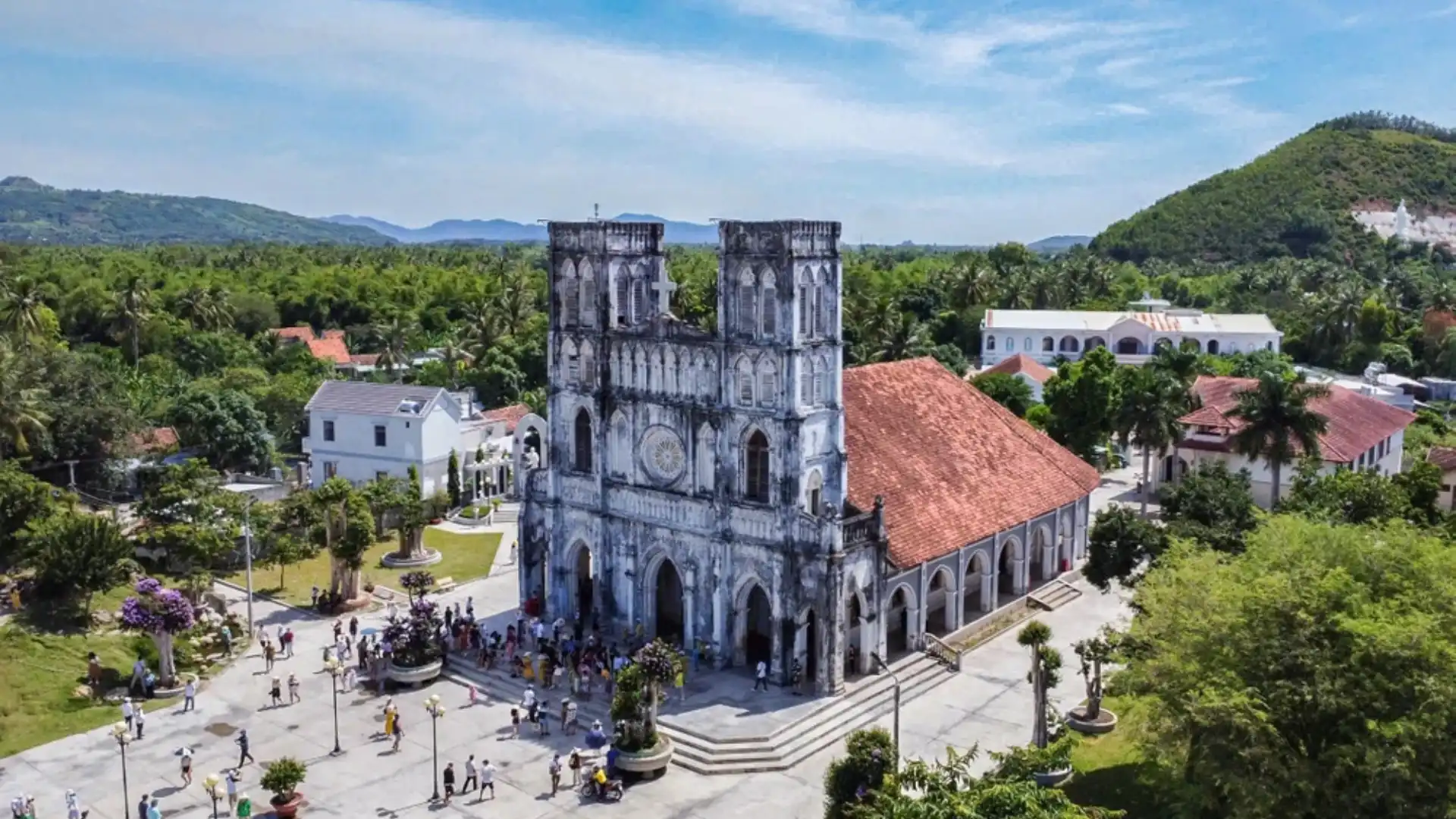 Khuôn viên Nhà Thờ Mằng Lăng