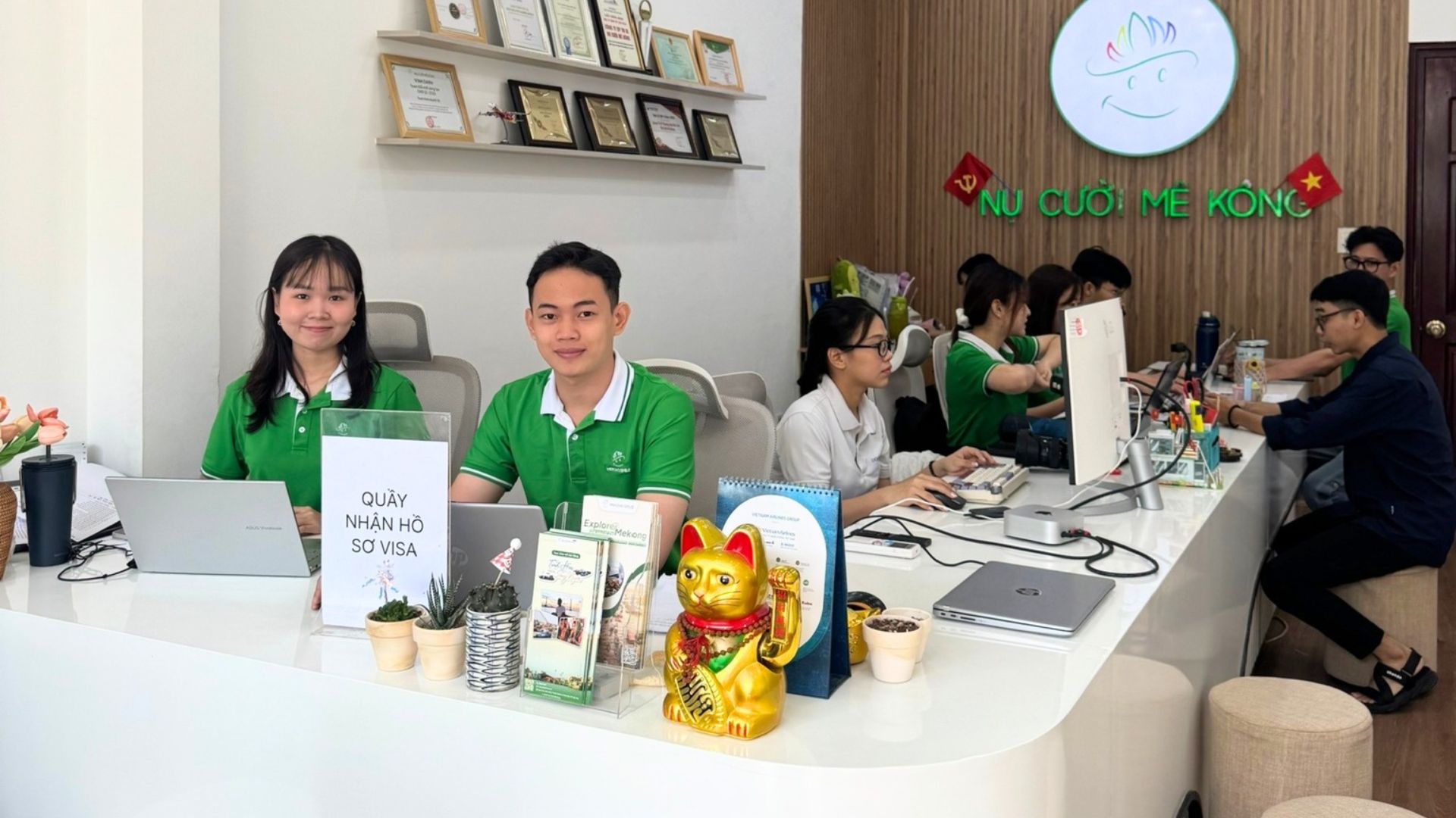 Khách hàng tham gia chương trình khuyến mãi vòng quay may mắn tại văn phòng