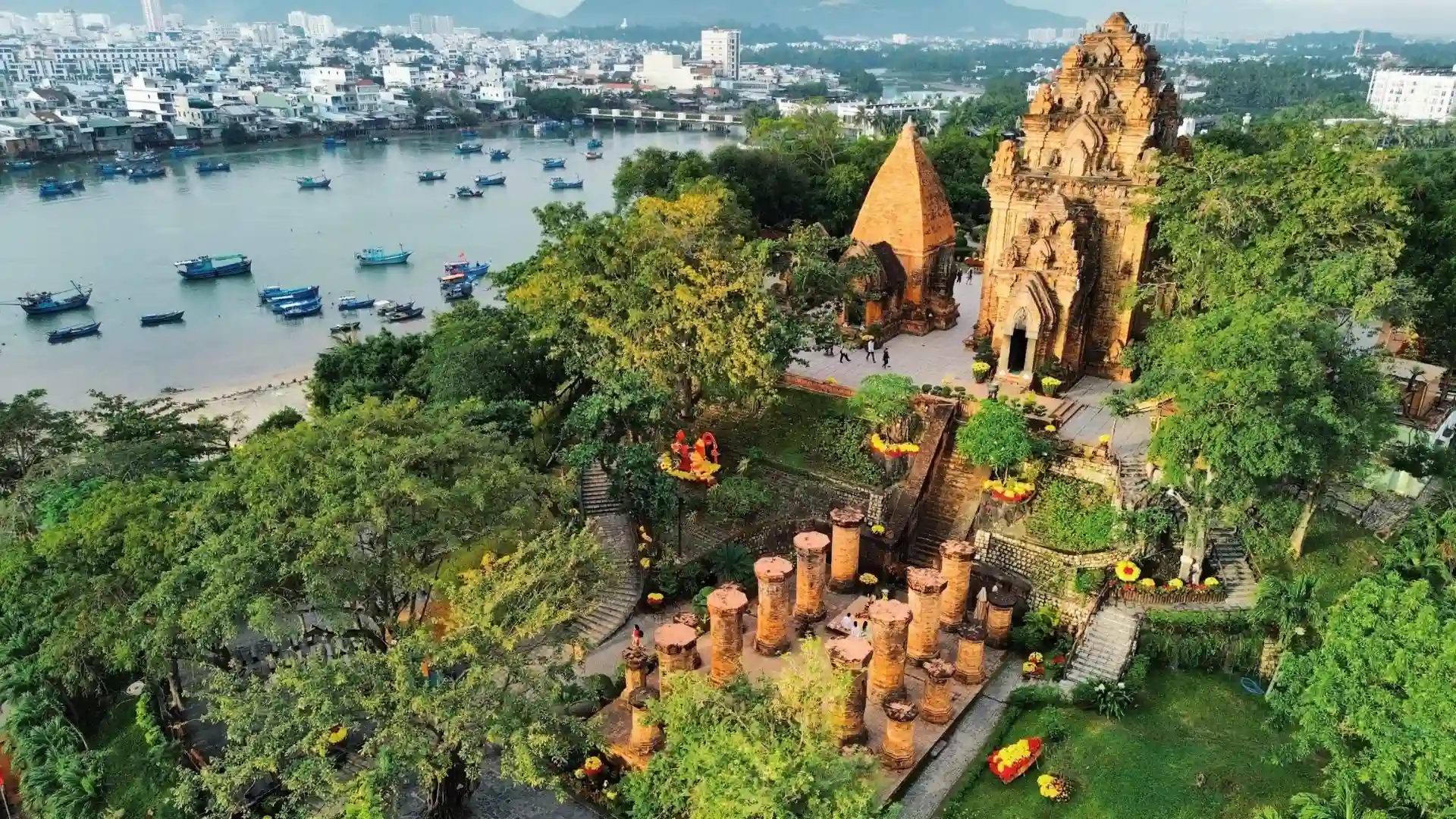 kien truc gach cham doc dao cua thap ba ponagar